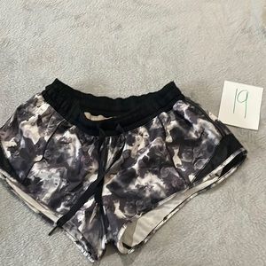 Lululemon white black sz 6 hottie hot shorts 2.5 inch inseam liner intact